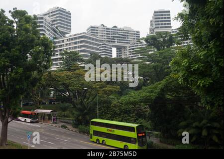 14.12.2017, Singapur, Republik Singapur, Asien - der Wohnkomplex Interlace, geplant und entworfen vom deutschen Architekten Ole Scheeren zusammen mit dem niederländischen Unternehmen OMA. Der Apartmentkomplex umfasst insgesamt 1040 Wohneinheiten. [Automatisierte Übersetzung] Stockfoto