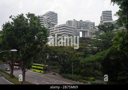 14.12.2017, Singapur, Republik Singapur, Asien - der Wohnkomplex Interlace, geplant und entworfen vom deutschen Architekten Ole Scheeren zusammen mit dem niederländischen Unternehmen OMA. Der Apartmentkomplex umfasst insgesamt 1040 Wohneinheiten. [Automatisierte Übersetzung] Stockfoto