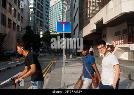 20.10.2017, Singapur, Republik Singapur, Asien - EINE Straßenszene zwischen Chinatown und dem Geschäftsviertel von Singapur. [Automatisierte Übersetzung] Stockfoto