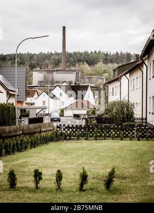 2002 wurde die Maxhütte in Sulzbach-Rosenberg stillgelegt - und verrottet seitdem. Obwohl es sich um ein Industriedenkmal von hohem Wert handelt, gab es bisher keine Maßnahmen zur Sanierung der Anlage. Jetzt sind die Hallen und Maschinen baufällig und dienen nur noch als Kulisse für gelegentliche Aufnahmen. [Automatisierte Übersetzung] Stockfoto