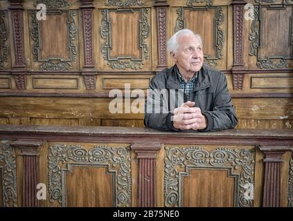 Die gothische Wallfahrtskirche Sankt Ägidius in Schildthurn hat den höchsten Dorfkirchturm Bayerns. Der Sexton Martin Gottanka kümmert sich seit vielen Jahren um die Kirche. [Automatisierte Übersetzung] Stockfoto