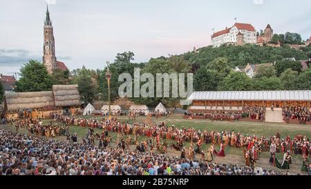 Das Turniergericht der Landshuter Hochzeit während einer Abendveranstaltung. Im Hintergrund sind links der Kirchturm von St. Martin und rechts das Schloss Trausitz zu sehen. Das alle vier Jahre stattfindende historische fest geht auf die Heirat zwischen dem bayerischen Herzog Georg dem reichen und Hedwig Jagiellonica in Landshuter 1475 zurück. [Automatisierte Übersetzung] Stockfoto