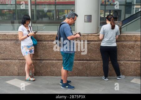 27.07.2017, Singapur, Republik Singapur, Asien - Menschen stehen vor der U-Bahn-Station in Chinatown. [Automatisierte Übersetzung] Stockfoto