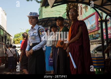 27.01.2017, Yangon, Yangon Region, Republik der Union Myanmar, Asien - EIN Verkehrspolizist steht an einer Bushaltestelle im Zentrum von Yangon und reguliert den Verkehr von ein- und ausgehenden Stadtbussen. [Automatisierte Übersetzung] Stockfoto