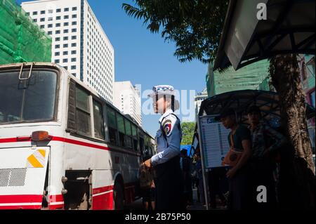 27.01.2017, Yangon, Yangon Region, Republik der Union Myanmar, Asien - EIN Verkehrspolizist steht an einer Bushaltestelle im Zentrum von Yangon und reguliert den Verkehr von ein- und ausgehenden Stadtbussen. [Automatisierte Übersetzung] Stockfoto