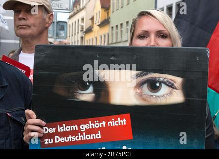 Ein AfD-Anhänger zeigt am 6. September 2017 bei einer CDU-Wahlkampfveranstaltung in Torgau mit Kanzlerin Angela Merkel ein Plakat mit der Aufschrift "der Islam gehört nicht zu Deutschland". [Automatisierte Übersetzung] Stockfoto