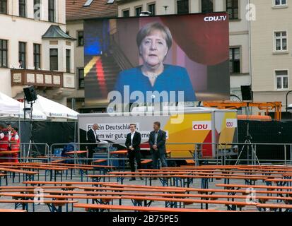 Bundeskanzlerin Angela Merkel ist auf einem Videobildschirm zu sehen, am 06.09.2017 vor Beginn einer CDU-Wahlkampfveranstaltung in Torgau leere Sitzreihen davor. [Automatisierte Übersetzung] Stockfoto