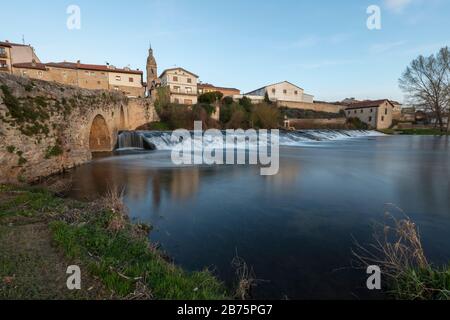 Dorf La Puebla de Arganzon in der Provinz Burgos, Spanien. Stockfoto