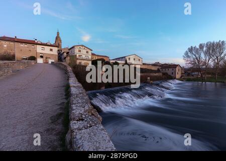 Dorf La Puebla de Arganzon in der Provinz Burgos, Spanien. Stockfoto