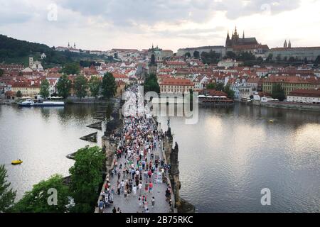 Viele Touristen gehen am 09.07.2017 über die Karlsbrücke in Prag. Im Hintergrund sehen Sie die Prager Burg und den Veitsdom. [Automatisierte Übersetzung] Stockfoto