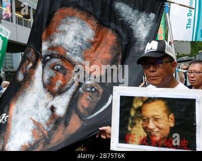 Demonstranten halten ein Porträt von Liu Xiaobo während der jährlichen Pro-Demokratie-Kundgebung in Hongkong, China, 01. Juli 2017. Der chinesische Präsident Xi Jinping weihte einen neuen Hauptgeschäftsführer in Hongkong ein und markierte den 20. Jahrestag der Übergabe der Stadt von der britischen an die chinesische Herrschaft am 01. Juli. Stockfoto