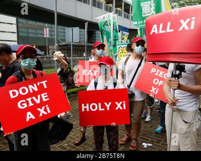 Demonstranten halten Plakate, die mit Anti-Xi Jinping-Slogans während der jährlichen Pro-Demokratie-Kundgebung in Hongkong, China, am 01. Juli 2017 geschrieben wurden. Der chinesische Präsident Xi Jinping weihte einen neuen Hauptgeschäftsführer in Hongkong ein und markierte den 20. Jahrestag der Übergabe der Stadt von der britischen an die chinesische Herrschaft am 01. Juli. Stockfoto