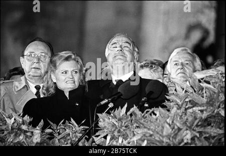 Aufgesucht ist Bundeskanzler Helmut Kohl am 3. Oktober 1990 bei der Feier der Wiedervereinigung Deutschlands auf dem Berliner Reichstag mit Außenminister Hans-Dietrich Genscher, Hannelore Kohl und Bundespräsident Richard von Weizsäcker am 3. Oktober 1990. Dieses Bild erhielt einen Preis beim World Press Photo Award 1991. [Automatisierte Übersetzung] Stockfoto