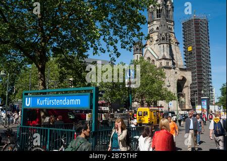 01.06.2017, Berlin, Deutschland, Europa - ein Eingang zur U-Bahn-Station am Kurfürstendamm in Berlin-Charlottenburg mit der Gedächtniskirche im Hintergrund. [Automatisierte Übersetzung] Stockfoto