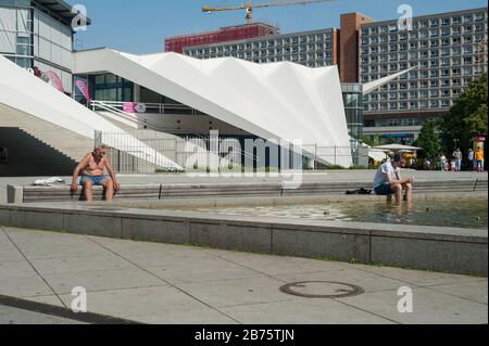 29.05.2017, Berlin, Deutschland, Europa - am Fuß des Fernsehturms in der Nähe des Alexanderplatzes in Berlin-Mitte sonnen die Menschen. [Automatisierte Übersetzung] Stockfoto