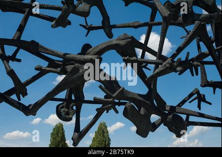 03.06.2017, Dachau-Bayern, Deutschland, Europa - Skulptur von Nandor Glid in der KZ-Gedenkstätte Dachau-Denkmal. Als erstes Konzentrationslager im Nazi-Deutschland starben dort etwa 32.000 Menschen. [Automatisierte Übersetzung] Stockfoto