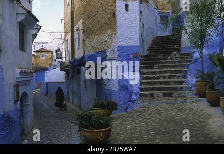 18.11.2010, Chefchaouen, Marokko, Afrika - kurvenreiche Gassen und blau-weiß bemalte Hausfassaden in der Medina von Chefchaouen. [Automatisierte Übersetzung] Stockfoto