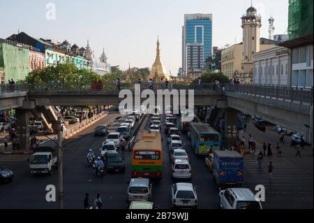 04.02.2017, Yangon, Yangon Region, Republik der Union Myanmar, Asien - EIN Blick auf den täglichen Verkehr entlang der Sule Pagoda Road in Yangon. [Automatisierte Übersetzung] Stockfoto