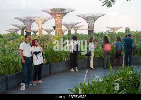 05.05.2017, Singapur, Republik Singapur, Asien - Touristen machen Fotos von den Superbäumen im Park Gardens an der Bucht. [Automatisierte Übersetzung] Stockfoto