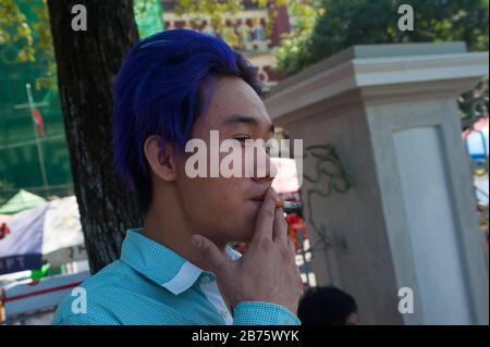 26.01.2017, Yangon, Yangon Region, Republik der Union Myanmar, Asien - EIN junger Mann raucht im Maha Bandula Park eine Zigarette. [Automatisierte Übersetzung] Stockfoto