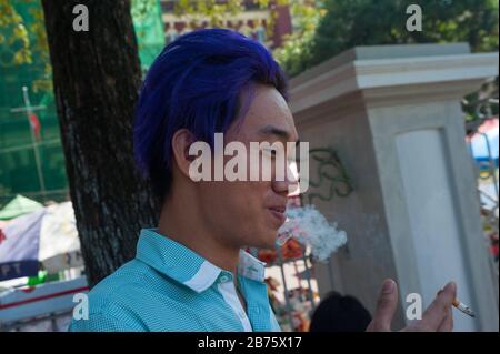 26.01.2017, Yangon, Yangon Region, Republik der Union Myanmar, Asien - EIN junger Mann raucht im Maha Bandula Park eine Zigarette. [Automatisierte Übersetzung] Stockfoto