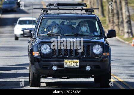 New York City, USA. März 2020. Selbstbeschriebene "Youtubers", die Schutzmasken tragen, fahren bis zum Eingang des Glen Island Park, wo eine COVID-19-Testeinrichtung in der Westchester County Stadt New Rochelle, NY, 13. März 2020 eingerichtet wurde. Nur Personen mit einem erforderlichen Termin, die für das Coronavirus getestet werden müssen, dürfen einreisen. (Anthony Behar/Sipa USA) Credit: SIPA USA/Alamy Live News Stockfoto