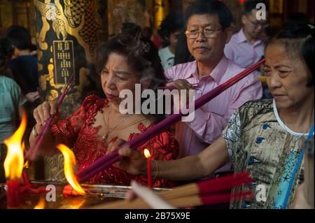 28.01.2017, Yangon, Yangon Region, Republik der Union von Myanmar, Asien - Gläubige Buddhisten beten während der chinesischen Neujahrsfeiern im Kheng Hock Keong Tempel. [Automatisierte Übersetzung] Stockfoto