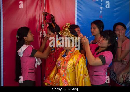 28.01.2017, Yangon, Yangon Region, Republik der Union von Myanmar, Asien - zwei Frauen, die während der chinesischen Neujahrsfeier in Chinatown in traditionellen Gewändern für Fotoshootings gekleidet waren. [Automatisierte Übersetzung] Stockfoto