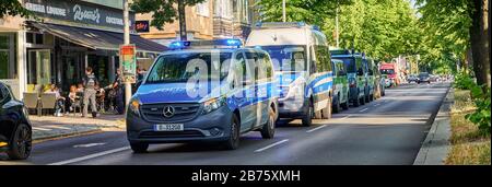 Berlin, Deutschland - 28. Juni 2019: Einsatz der Berliner Polizei mit mehreren Einsatzfahrzeugen vor einer Hookah-Bar. Stockfoto