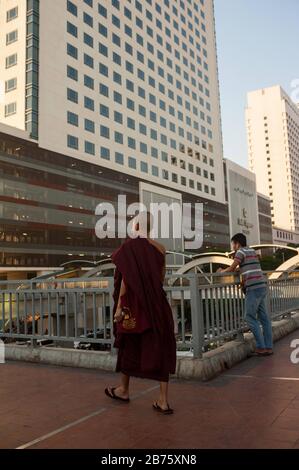 29.01.2017, Yangon, Yangon Region, Republik der Union von Myanmar, Asien - EIN buddhistischer Mönch überquert eine Fußgängerbrücke am Sule Platz im Zentrum von Yangon. [Automatisierte Übersetzung] Stockfoto