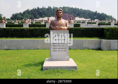 09.08.2012, Pjöngjang, Pjöng-jang Chikalshi, Demokratische Volksrepublik Korea, Asien - Grabsteine auf dem Friedhof der revolutionären Helden in Pjöngjang. [Automatisierte Übersetzung] Stockfoto