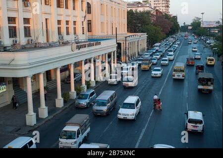 26.01.2017, Yangon, Yangon Region, Republik der Union Myanmar, Asien - EIN Blick auf den täglichen Stundentakt entlang der Strand Road in Yangon mit dem Strand Hotel im Hintergrund. [Automatisierte Übersetzung] Stockfoto