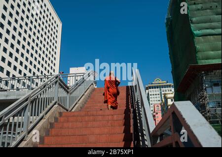 06.02.2017, Yangon, Yangon Region, Republik der Union von Myanmar, Asien - EIN buddhistischer Mönch überquert eine Fußgängerbrücke am Sule Platz im Zentrum von Yangon. [Automatisierte Übersetzung] Stockfoto