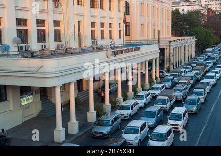 26.01.2017, Yangon, Yangon Region, Republik der Union Myanmar, Asien - EIN Blick auf den täglichen Stundentakt entlang der Strand Road in Yangon mit dem Strand Hotel im Hintergrund. [Automatisierte Übersetzung] Stockfoto