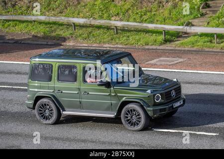 Green Magna Steyr-Mercedes-Benz G-Klasse (461/463); UK-Fahrzeugverkehr, Transport, moderne Fahrzeuge, Salonwagen, bewegliche Fahrzeuge, Fahrzeuge, Straßen, Motoren, Fahren auf der Autobahn M6 Stockfoto