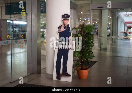 14.0.2017, Singapur, Republik Singapur, Asien - EIN Warnschild aus Pappe steht vor einem Einkaufszentrum. [Automatisierte Übersetzung] Stockfoto