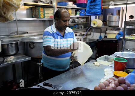 29.12.2014, Singapur, Republik Singapur, Asien - EIN Mann bereitet Roti Prata, ein traditionelles Fladenbrot, auf einem Lebensmittelgericht im kleinen indischen Bezirk von Singapur vor. [Automatisierte Übersetzung] Stockfoto