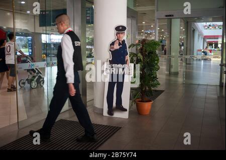 14.0.2017, Singapur, Republik Singapur, Asien - EIN Warnschild aus Pappe steht vor einem Einkaufszentrum. [Automatisierte Übersetzung] Stockfoto