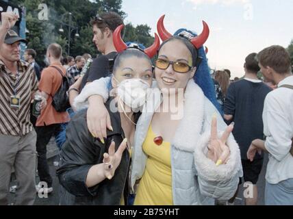 Unter dem Motto "One World One Future" feiern Techno-Musikfans am 11.07.1998 die 10. Love Parade mit mehr als einer Million Besuchern in Berlin. [Automatisierte Übersetzung] Stockfoto