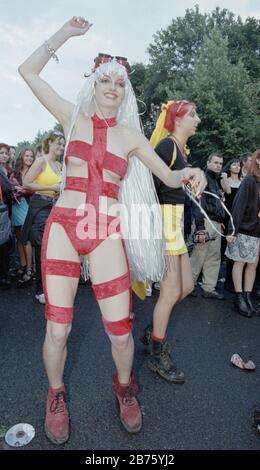 Unter dem Motto "One World One Future" feiern Techno-Musikfans am 11.07.1998 die 10. Love Parade mit mehr als einer Million Besuchern in Berlin. [Automatisierte Übersetzung] Stockfoto