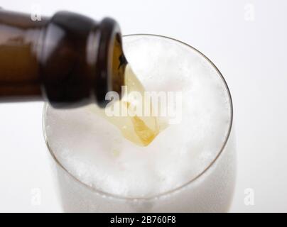 Sekt frisches Bier wird am 07.12.2016 aus einer Bierflasche in ein Bierglas gegossen. [Automatisierte Übersetzung] Stockfoto