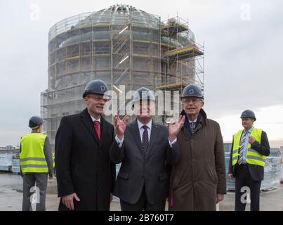 Bundespräsident Joachim Gauck, Zentrum, besucht am 22. Januar 2016 mit Johannes Wien, links, dem Vorsitzenden der Stiftung "Humboldt Forum" und Wilhelm von Bodden, rechts, Geschäftsführer des Berliner Palastentwicklungsvereins die Baustelle des Berliner Stadtpalastes. [Automatisierte Übersetzung] Stockfoto