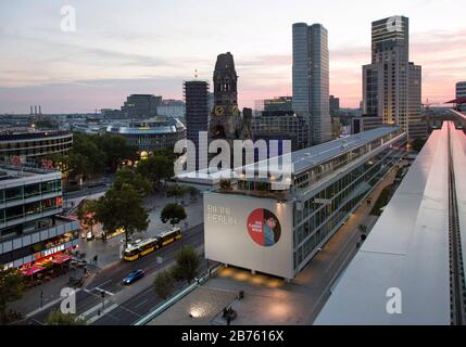 Von der Dachterrasse des 25hours Hotels haben die Besucher am 25.09.2016 einen Panoramablick über die Berliner City West mit dem Bikini Sopping Mall der Gedächtniskirche, dem neuen Waldorf Astoria Hotel sowie dem neuen Upper West Hochaus. [Automatisierte Übersetzung] Stockfoto