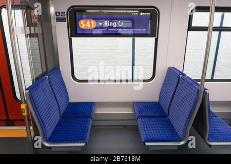 Blick in den Fahrgastraum der neuen S-Bahn für Berlin und Brandenburg. Diese steht am 04.10.2016 im S-Bahn-Werk Berlin Schöneweide zur Präsentation zur Verfügung. Das begehbare Automodell wird etwa 400 ausgewählten Passagieren zur Inspektion vorgestellt. Ab Januar 2021 sollen die neuen S-Bahn-Züge auf der Linie S47 in Betrieb sein. [Automatisierte Übersetzung] Stockfoto