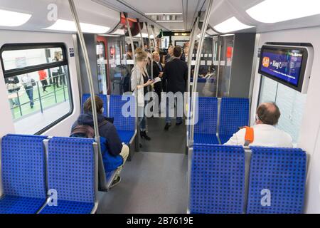 Blick in den Fahrgastraum der neuen S-Bahn für Berlin und Brandenburg. Diese steht am 04.10.2016 im S-Bahn-Werk Berlin Schöneweide zur Präsentation zur Verfügung. Das begehbare Automodell wird etwa 400 ausgewählten Passagieren zur Inspektion vorgestellt. Ab Januar 2021 sollen die neuen S-Bahn-Züge auf der Linie S47 in Betrieb sein. [Automatisierte Übersetzung] Stockfoto