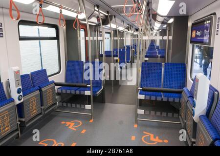 Blick in den Fahrgastraum der neuen S-Bahn für Berlin und Brandenburg. Diese steht am 04.10.2016 im S-Bahn-Werk Berlin Schöneweide zur Präsentation zur Verfügung. Das begehbare Automodell wird etwa 400 ausgewählten Passagieren zur Inspektion vorgestellt. Ab Januar 2021 sollen die neuen S-Bahn-Züge auf der Linie S47 in Betrieb sein. [Automatisierte Übersetzung] Stockfoto