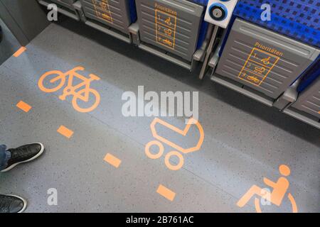 Blick in den Fahrgastraum der neuen S-Bahn für Berlin und Brandenburg. Diese steht am 04.10.2016 im S-Bahn-Werk Berlin Schöneweide zur Präsentation zur Verfügung. Das begehbare Automodell wird etwa 400 ausgewählten Passagieren zur Inspektion vorgestellt. Ab Januar 2021 sollen die neuen S-Bahn-Züge auf der Linie S47 in Betrieb sein. [Automatisierte Übersetzung] Stockfoto