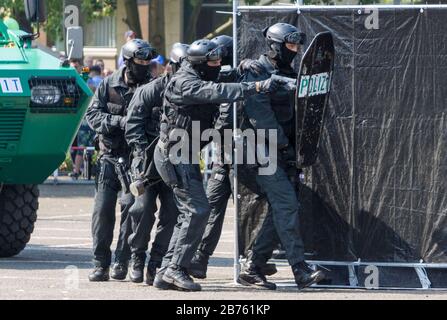 Polizeibeamte der Sondereinsatztruppe Berlin, SEK, simulierten am 11.09.2016 einen Anschlag. Das SEK präsentierte seine Arbeit am Tag der offenen Tür in der Landespolizeischule Berlin. [Automatisierte Übersetzung] Stockfoto