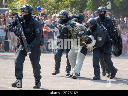 Polizeibeamte der Sondereinsatztruppe Berlin, SEK, simulierten am 11.09.2016 einen Anschlag. Das SEK präsentierte seine Arbeit am Tag der offenen Tür in der Landespolizeischule Berlin. [Automatisierte Übersetzung] Stockfoto