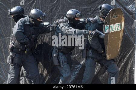 Polizeibeamte der Sondereinsatztruppe Berlin, SEK, simulierten am 11.09.2016 einen Anschlag. Das SEK präsentierte seine Arbeit am Tag der offenen Tür in der Landespolizeischule Berlin. [Automatisierte Übersetzung] Stockfoto